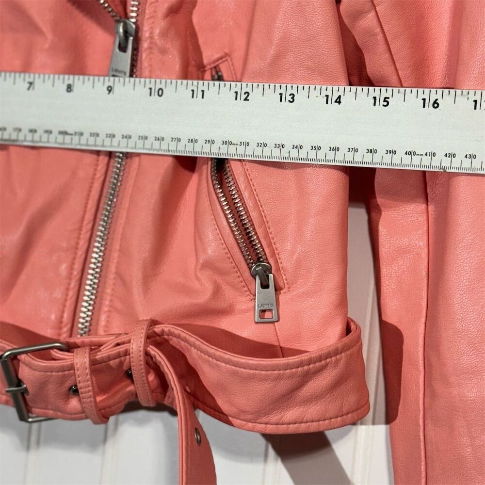 Levi’s Women’s XS Pink Faux Leather Moto Jacket Belted Biker‎ Coral Cropped - Picture 6 of 11